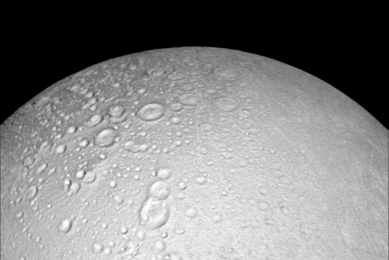 Cassini прислал фотографии Энцелада в хорошем разрешении - 1