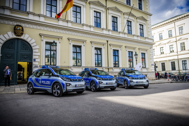Первый шаг к переходу на электромобили в полиции Германии - 3
