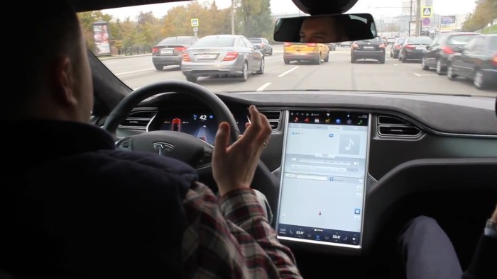 Автопилот Tesla проверили на московских дорогах - 1