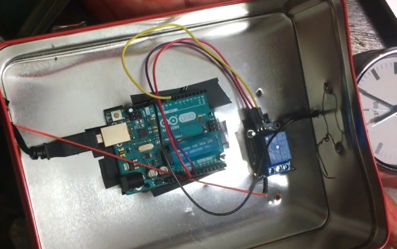 Самодельный будильник на Arduino, который бьёт по лицу - 2