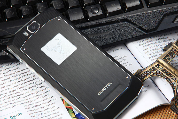 Смартфон Oukitel K10000 рассчитан на две карточки SIM и поддерживает сети 2G GSM, 3G WCDMA и 4G FDD-LTE