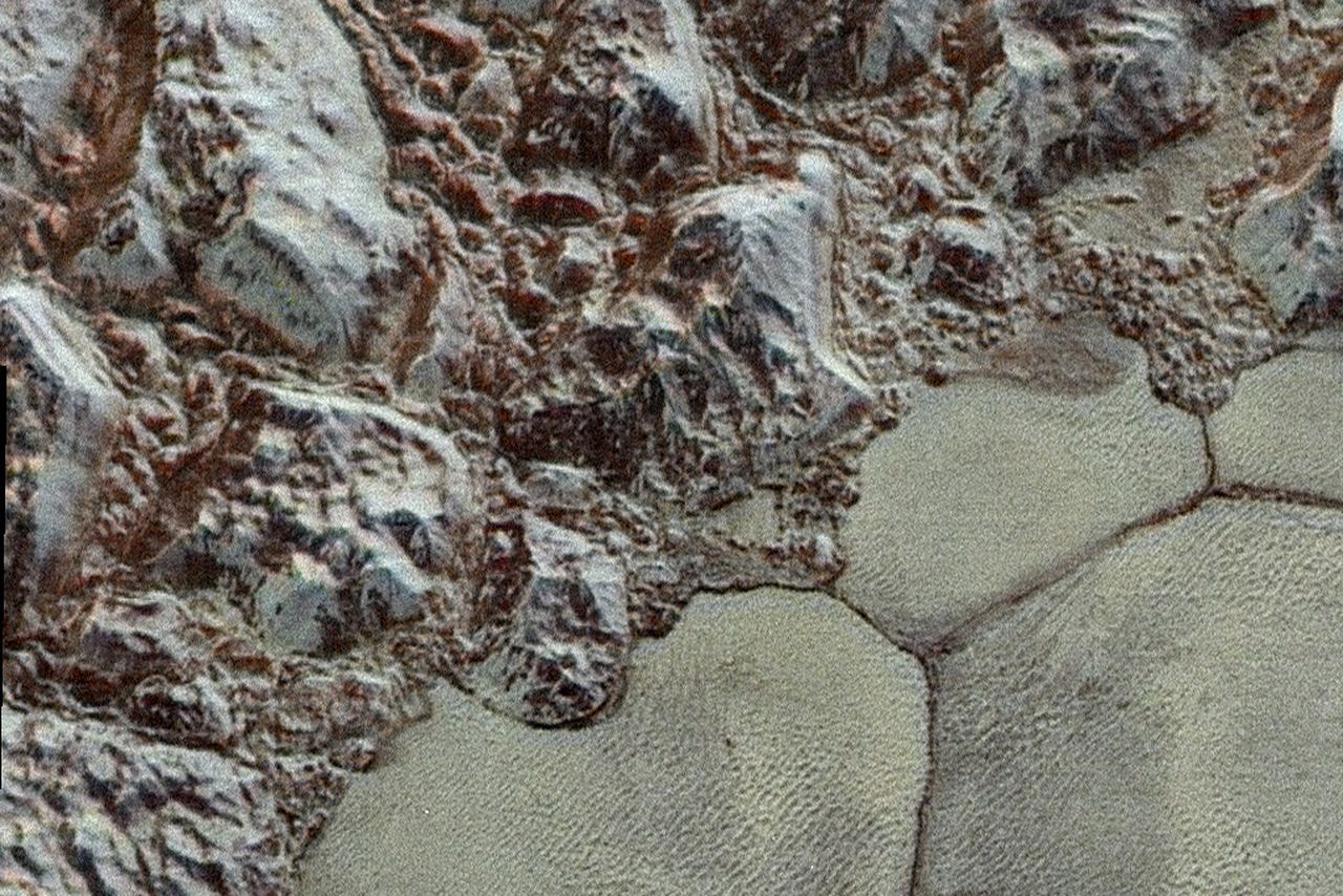 NASA выложило цветной снимок Плутона - 1