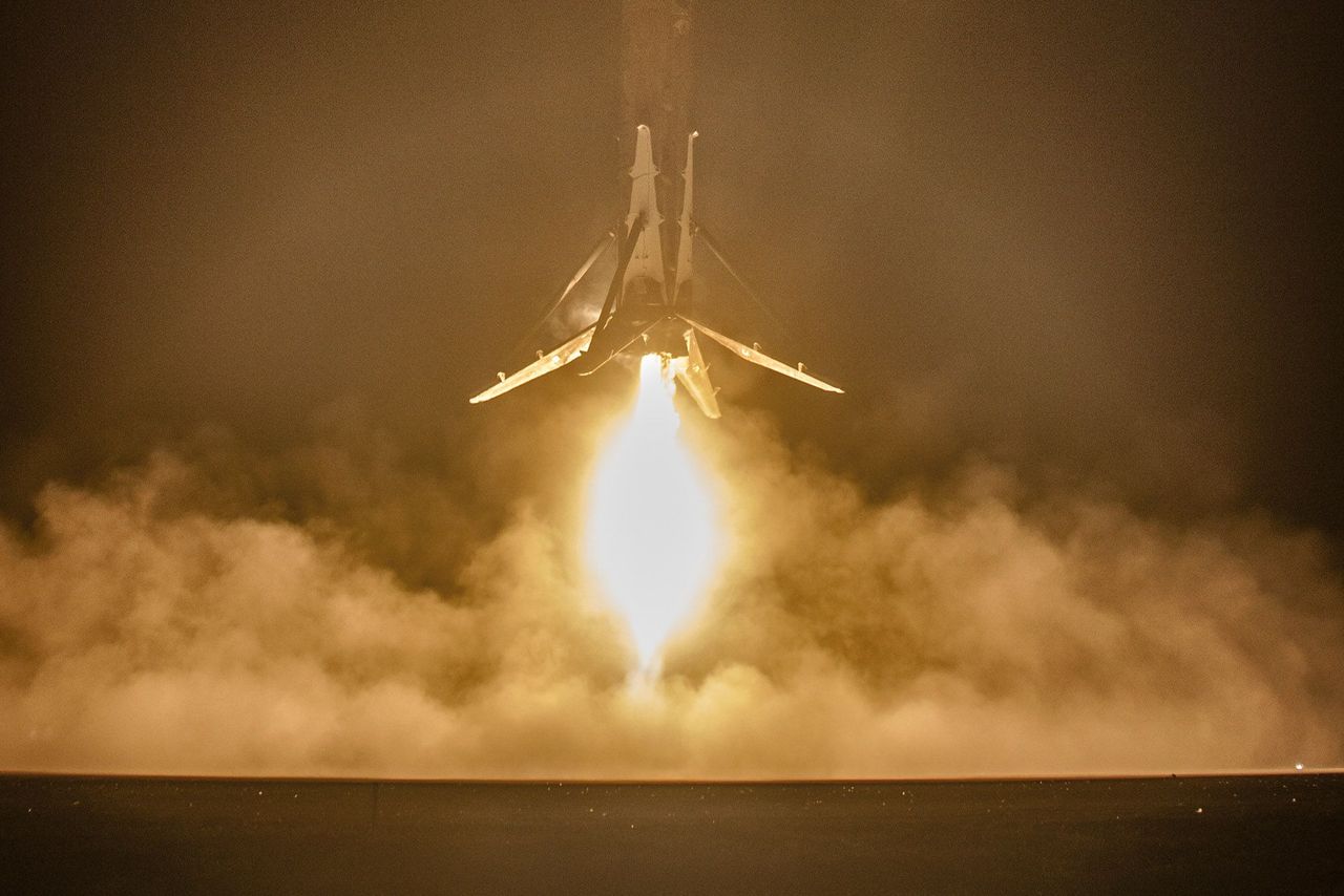 Компания SpaceX выложила hi-res фотографии взлета и приземления Falcon 9 - 1