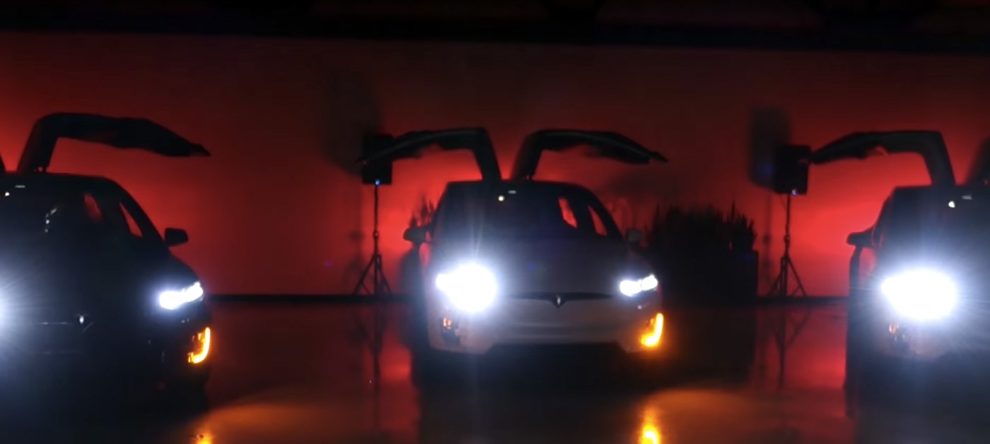 Tesla Model Xmas: электромобили могут и развлекать - 1