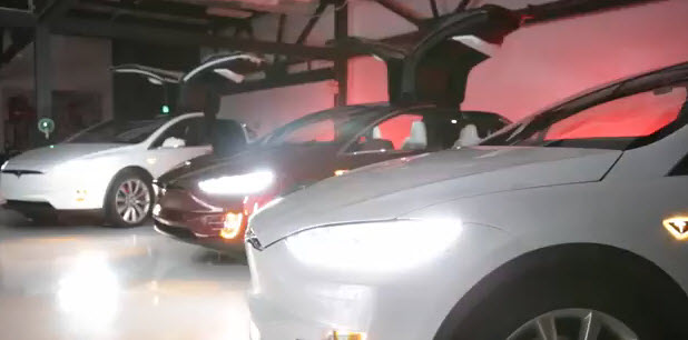 Tesla Motors поздравила всех с праздниками при помощи кроссоверов Tesla Model X
