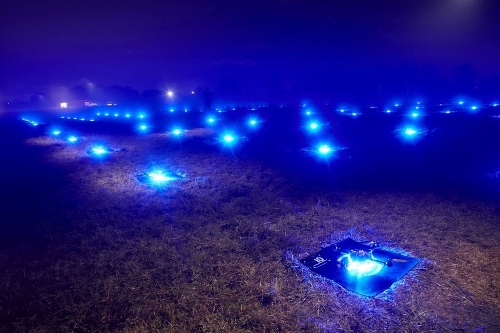 100 танцующих дронов установили новый и единственный в своем роде мировой рекорд: невероятное световое шоу - 9