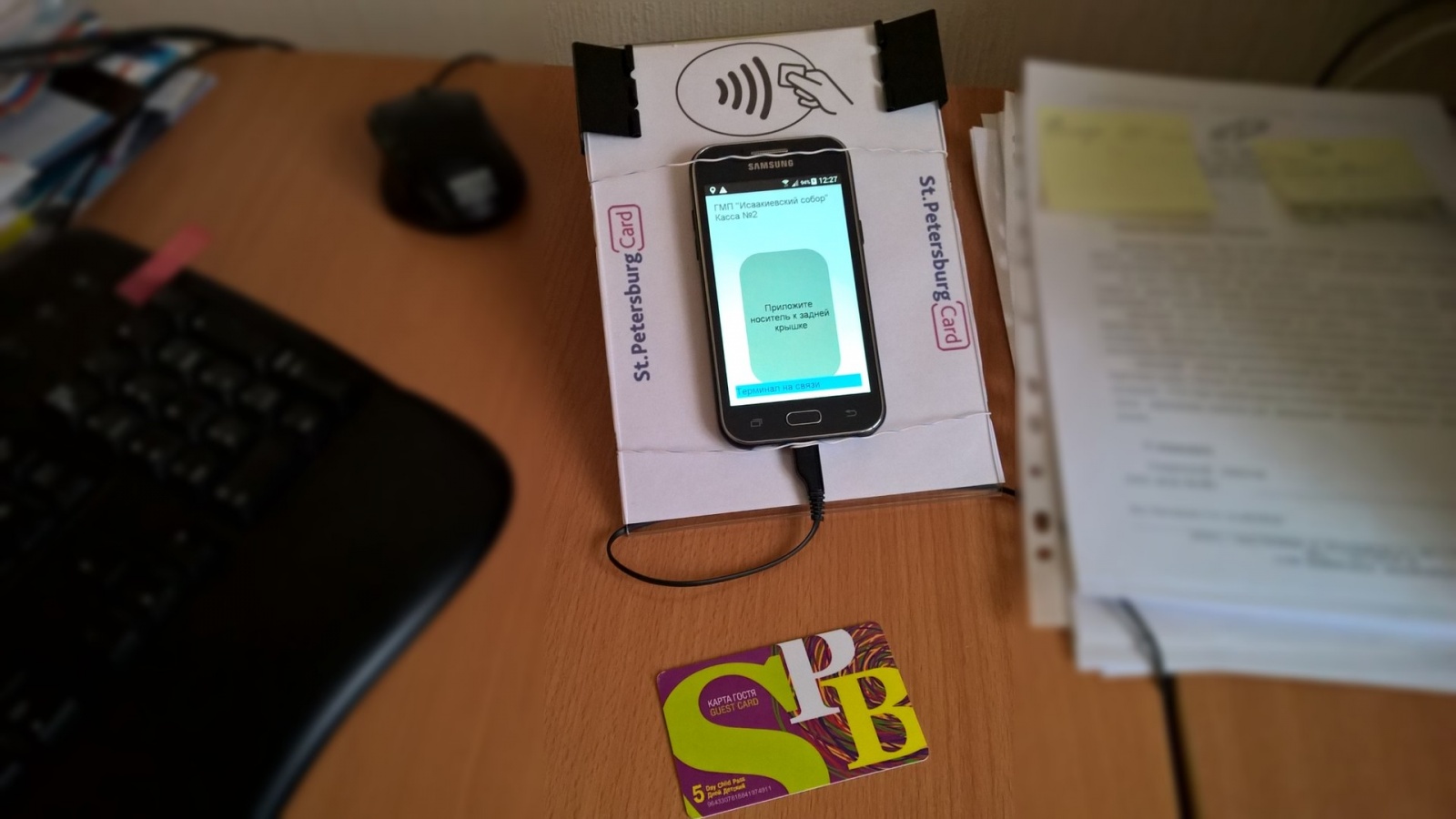 Подставка для смартфона для удобного считывания смарт-карт - 5