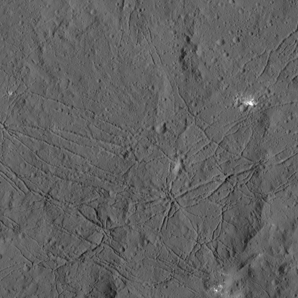 Зонд Dawn прислал детальные снимки кратеров Цереры - 3