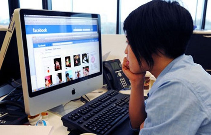 Чиновник, предложивший запретить соцсети в рабочее время, оставляет личные комментарии в Facebook во время работы - 1