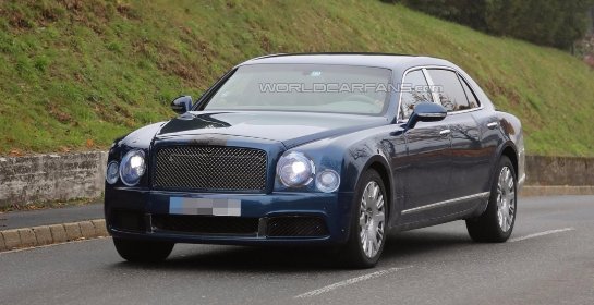 Bentley Mulsanne 2016 и длиннобазная версия замечены в движении (видео)