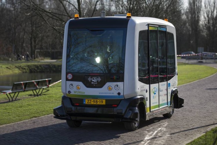 В Нидерландах испытали беспилотные микроавтобусы - 1