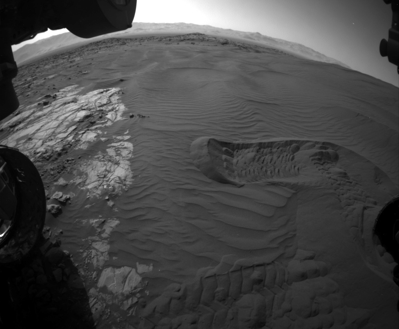 Марсоход Curiosity изучает темные дюны - 11