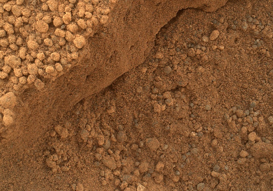 Марсоход Curiosity изучает темные дюны - 9