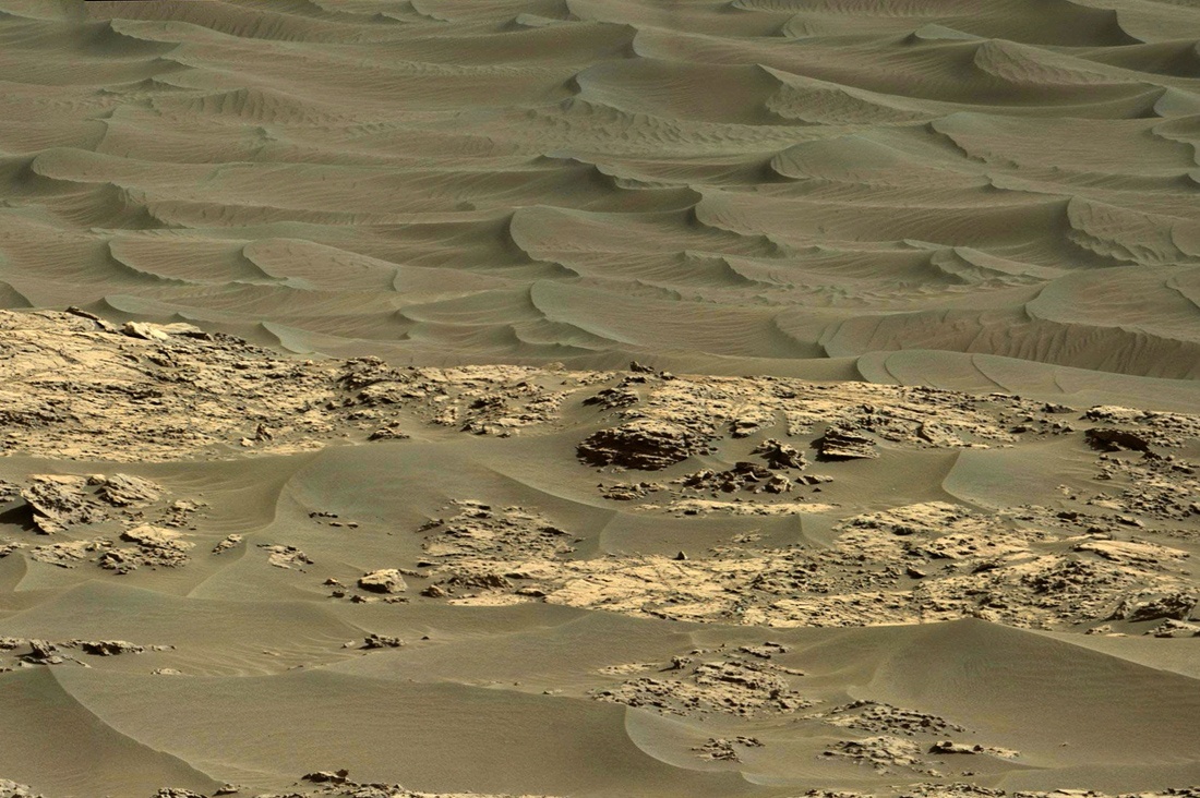 Марсоход Curiosity изучает темные дюны - 1