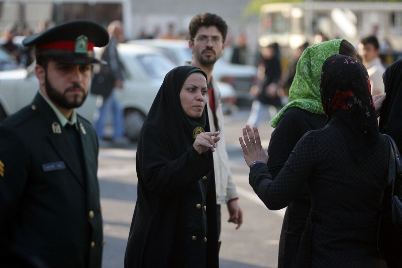 Иранская молодежь избегает полиции нравов с помощью мобильного приложения - 1