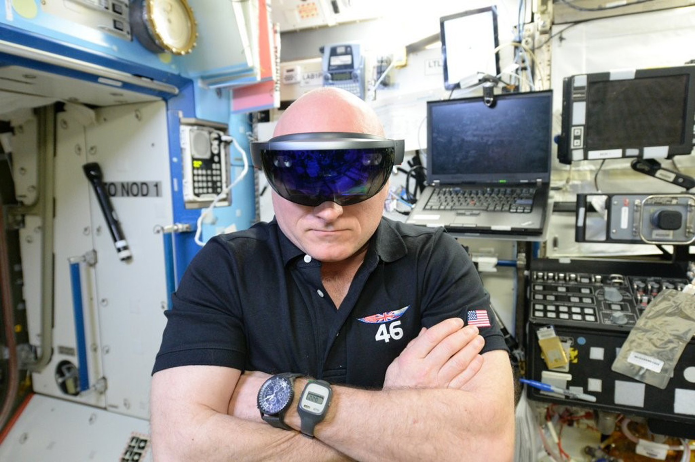 Космонавты тестируют видеоочки Hololens от Microsoft на МКС - 1