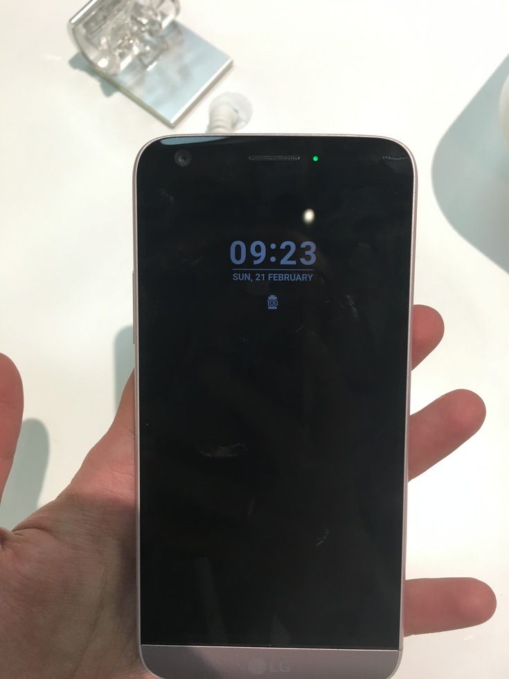 Представлен флагманский смартфон LG G5, который получит целую серию аксессуаров, подключаемых через универсальный слот (фото с MWC 2016) - 4