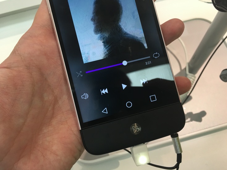 Представлен флагманский смартфон LG G5, который получит целую серию аксессуаров, подключаемых через универсальный слот (фото с MWC 2016) - 7