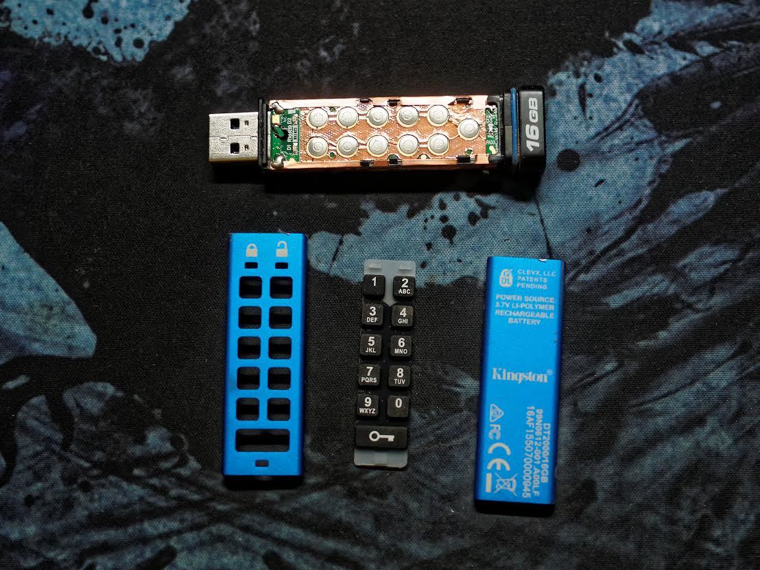 Защищенный USB-накопитель с ПИН-падом Kingston DataTraveler 2000 - 3