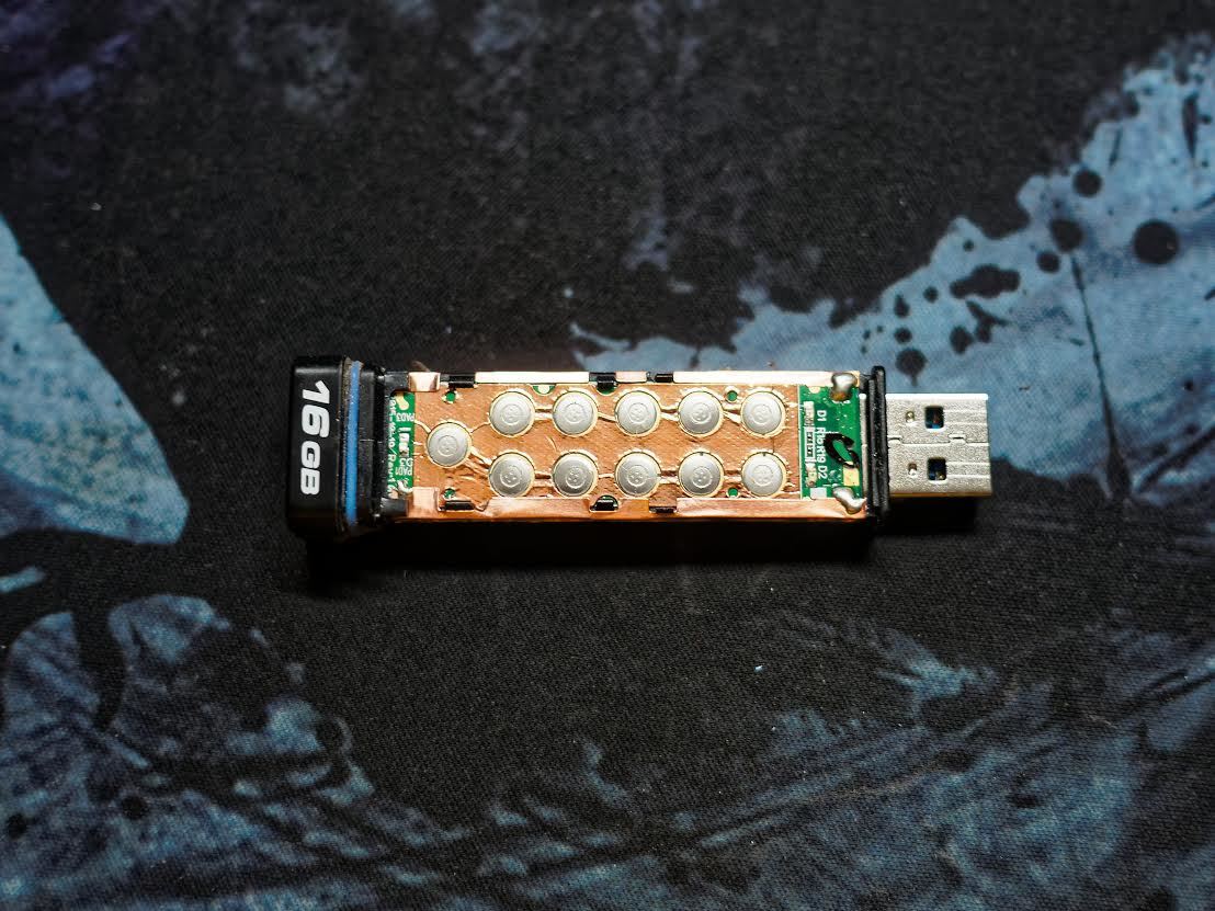 Защищенный USB-накопитель с ПИН-падом Kingston DataTraveler 2000 - 4