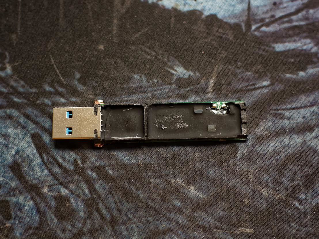 Защищенный USB-накопитель с ПИН-падом Kingston DataTraveler 2000 - 7