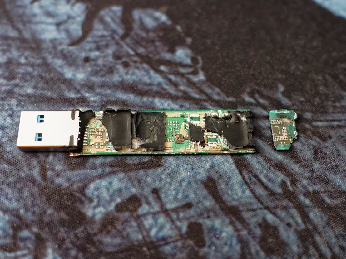 Защищенный USB-накопитель с ПИН-падом Kingston DataTraveler 2000 - 8