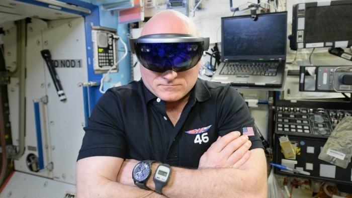 Очки дополненной реальности HoloLens доступны для предзаказа - 3