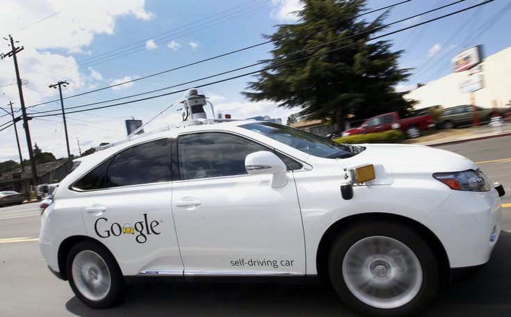 Одна из беспилотных машин Google попала в аварию частично по своей вине