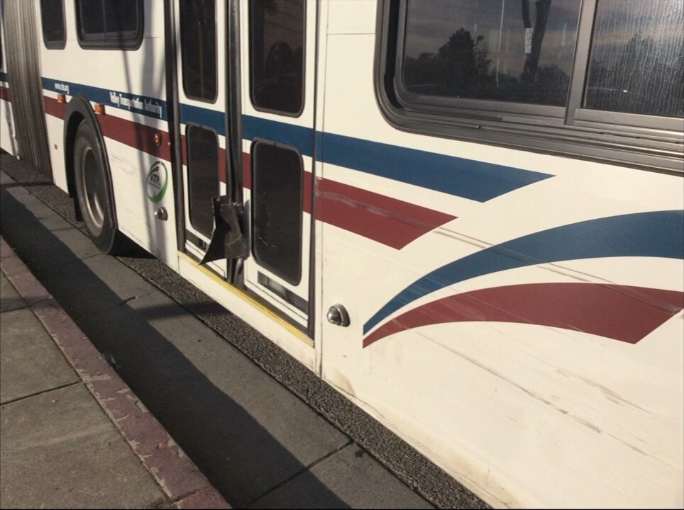 Видеозапись с камер наблюдения автобуса, столкнувшегося с автомобилем Google - 5