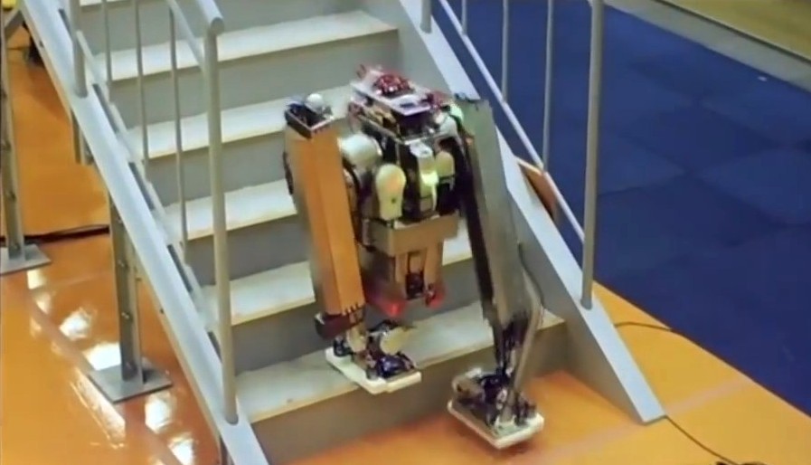 Двуногий робот Schaft носит тяжести по лестнице. Грузчикам пора искать новое занятие - 1