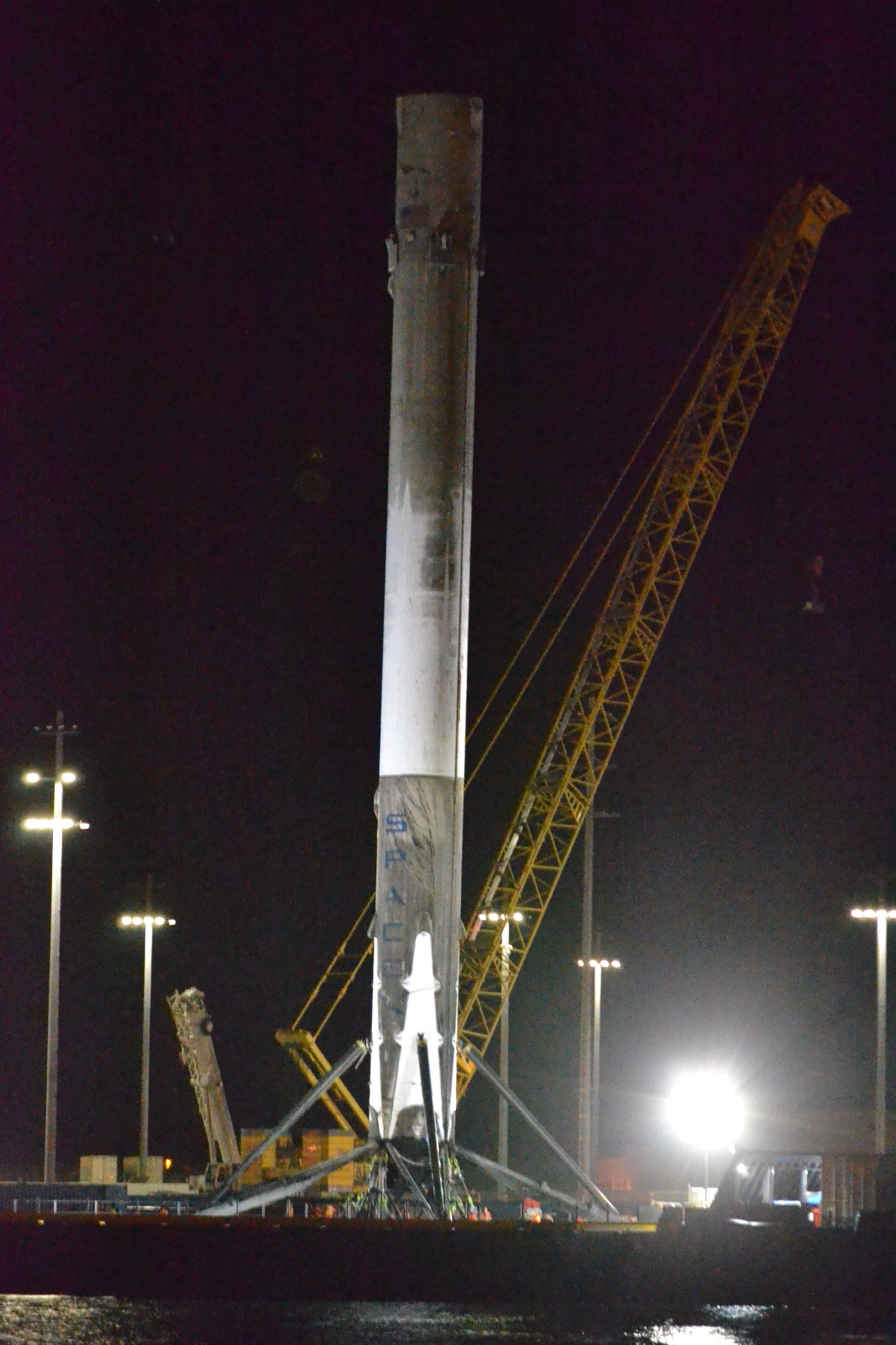 Вернувшуюся ступень космического корабля Falcon 9 благополучно доставили в порт - 2