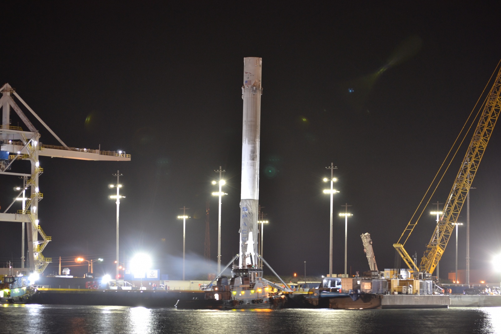 Вернувшуюся ступень космического корабля Falcon 9 благополучно доставили в порт - 3