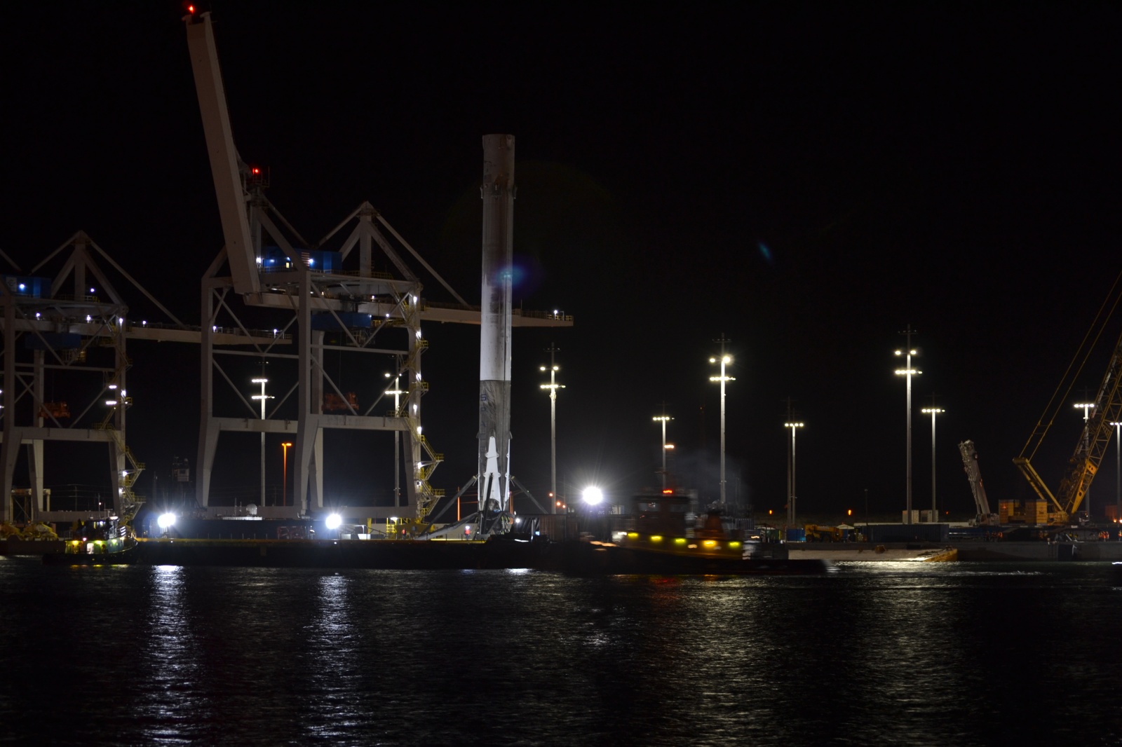 Вернувшуюся ступень космического корабля Falcon 9 благополучно доставили в порт - 4