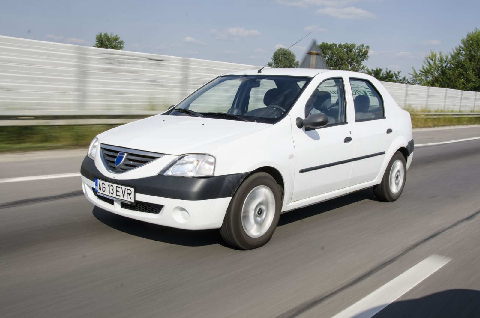 Умелец из Франции создал собственный электромобиль на базе Dacia Logan - 3