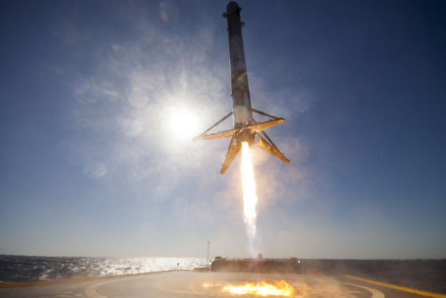 SpaceX снова попробует посадить ступень Falcon 9 на морскую платформу - 1