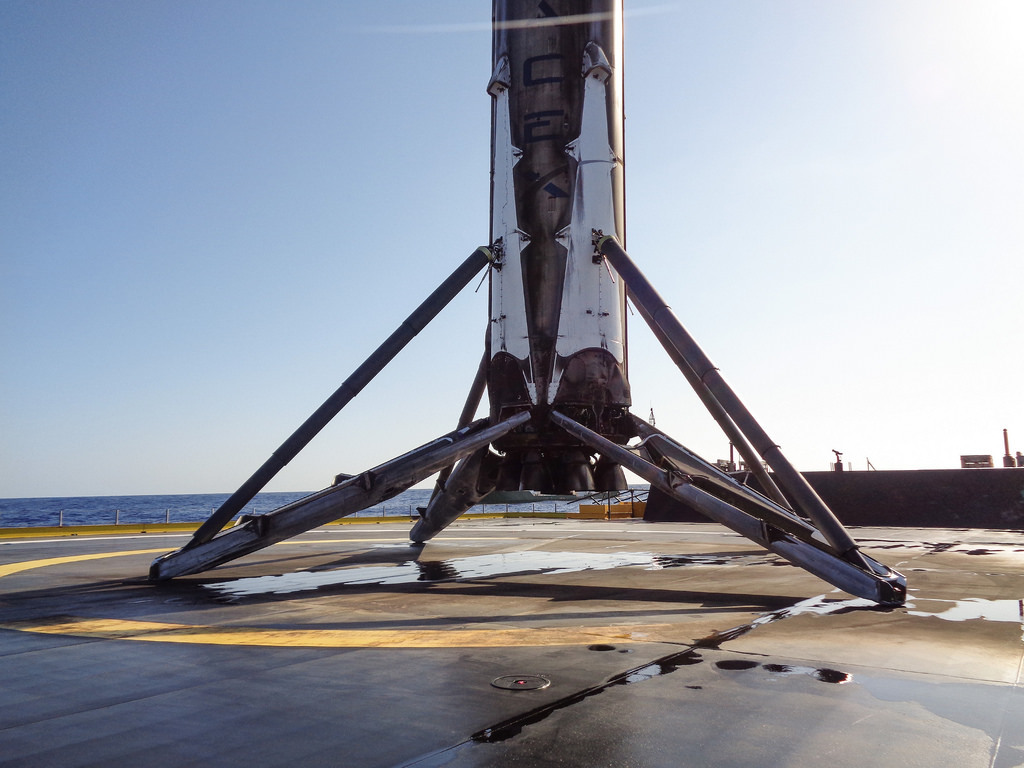 SpaceX представила официальное видео посадки ступени Falcon 9 на морскую платформу - 1