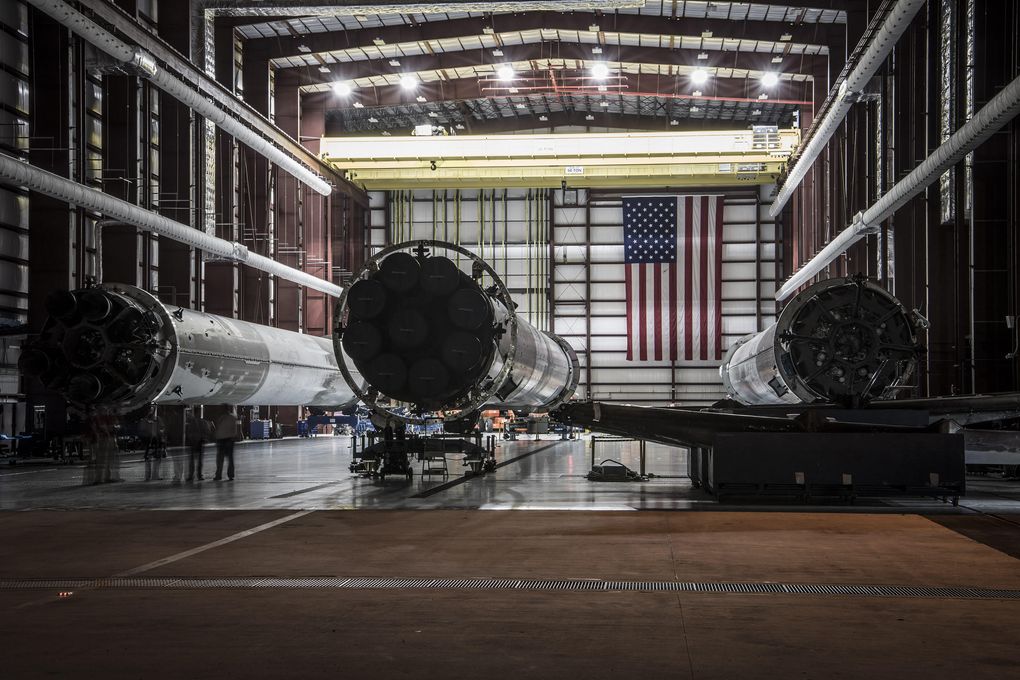 SpaceX показала свой ангар для хранения вернувшихся из космоса ступеней ракет Falcon 9 - 2