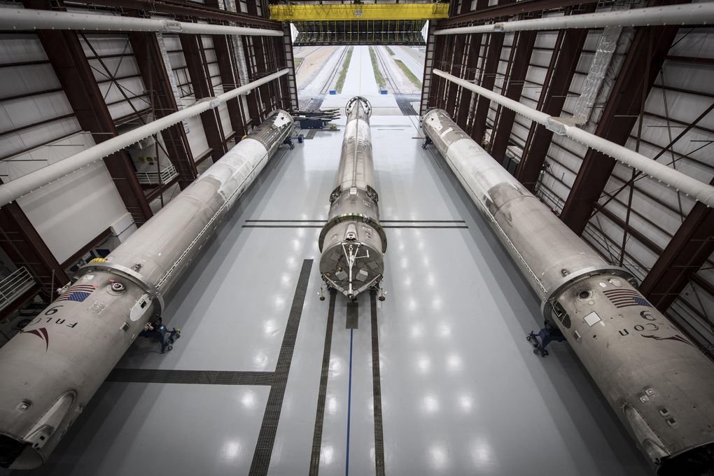 SpaceX показала свой ангар для хранения вернувшихся из космоса ступеней ракет Falcon 9 - 5