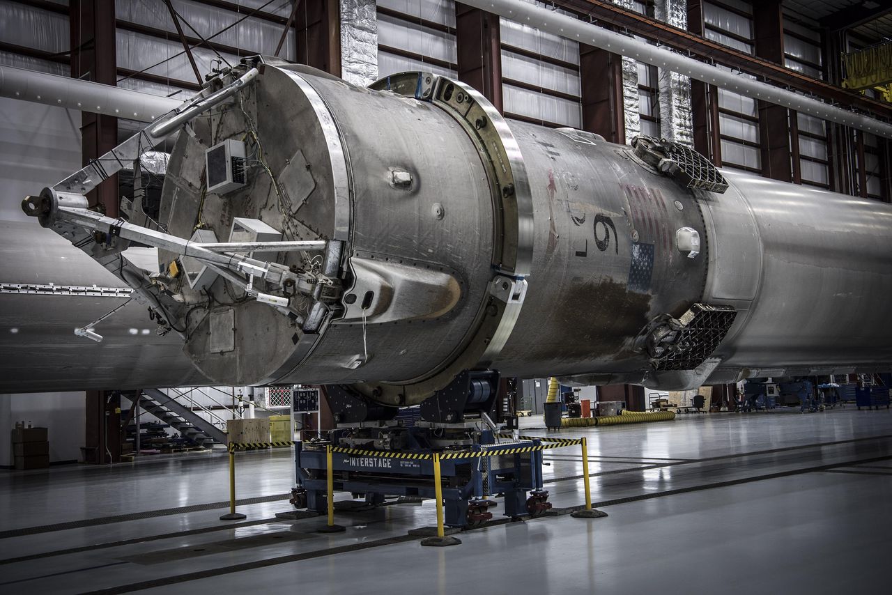 SpaceX показала свой ангар для хранения вернувшихся из космоса ступеней ракет Falcon 9 - 1