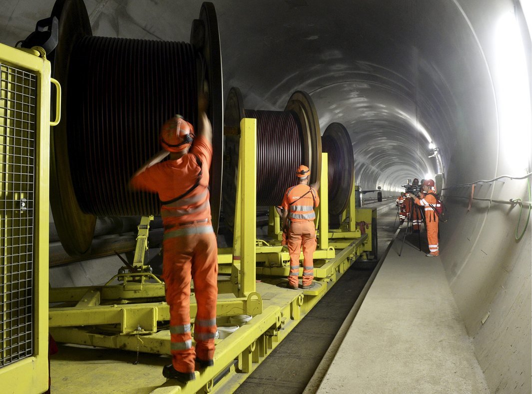 В Швейцарии открыт самый длинный в мире железнодорожный тоннель: 57 км - 12