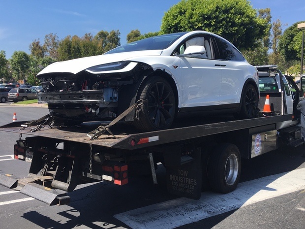 Tesla Model X врезалась в стену торгового центра, владелец утверждает, что машина ускорилась сама по себе - 3