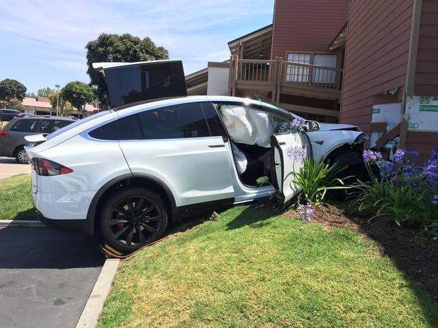 Аварии с участием электрокаров Tesla: виноваты только водители? - 2