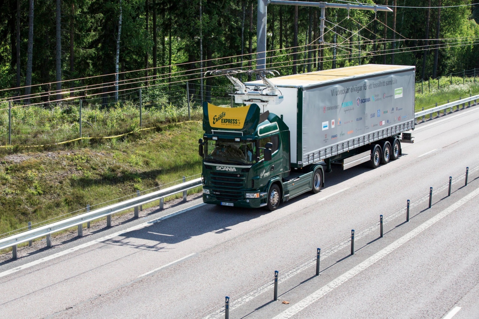 Швеция открыла электрическое шоссе длиной 2 км для грузовиков - 3