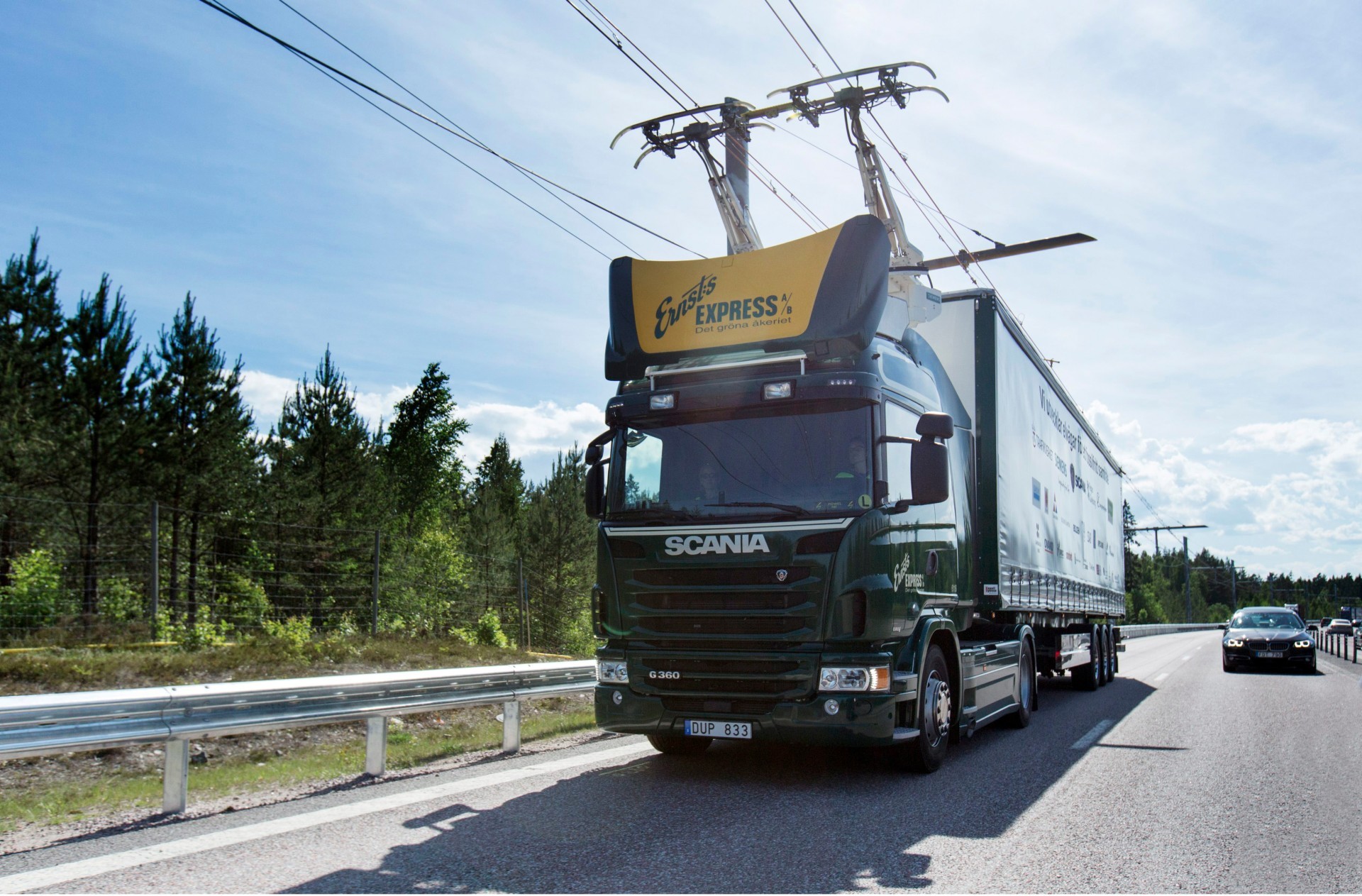 Швеция открыла электрическое шоссе длиной 2 км для грузовиков - 1