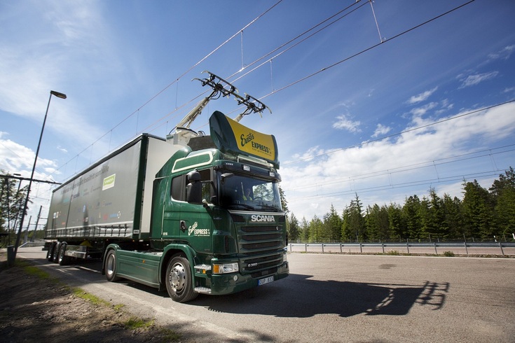 Scania запитала огромный грузовик через пантограф