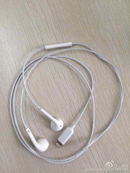 Наушники EarPods с разъёмом Lightning указывают на отсутствие у нового смартфона Apple аудиоразъёма