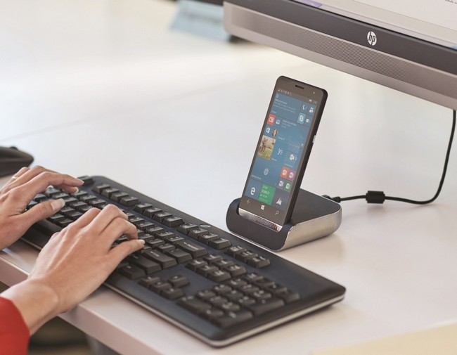 Смартфон HP Elite x3 с аксессуарами, которые понадобятся для комфортной работы, обойдется в 1200 евро