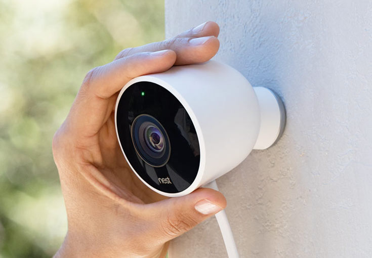 Камера наблюдения Nest Cam Outdoor работает непрерывно, днем и ночью
