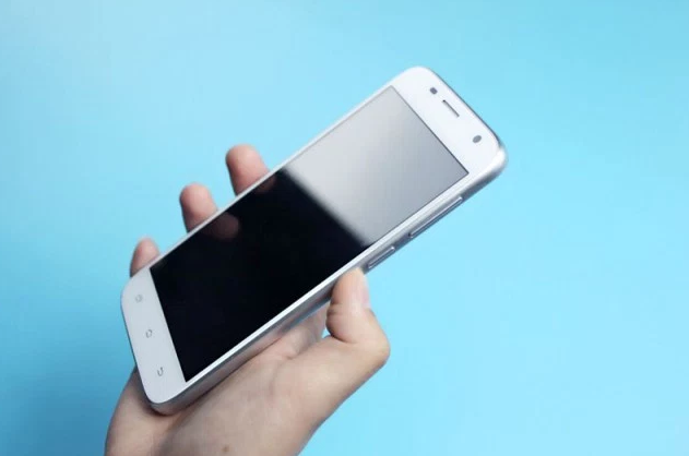 Смартфон Uhans A101 обещает быть неприхотливым, прочным и выносливым
