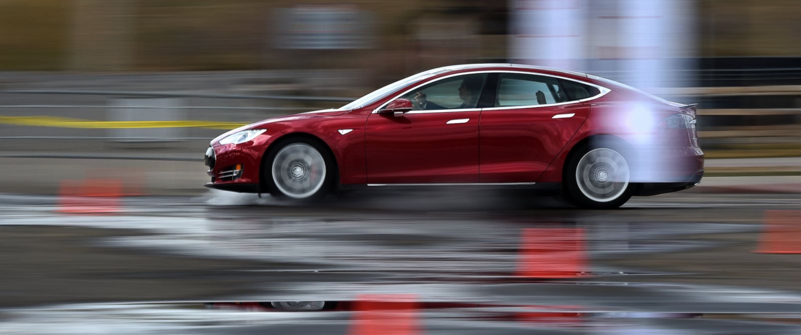 Владелец Tesla Model S утверждает, что автопилот его электромобиля спас пешехода от смерти - 1